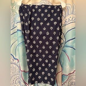 Old Navy, size 30, blue w white pattern cropped / capri style trousers / pants.